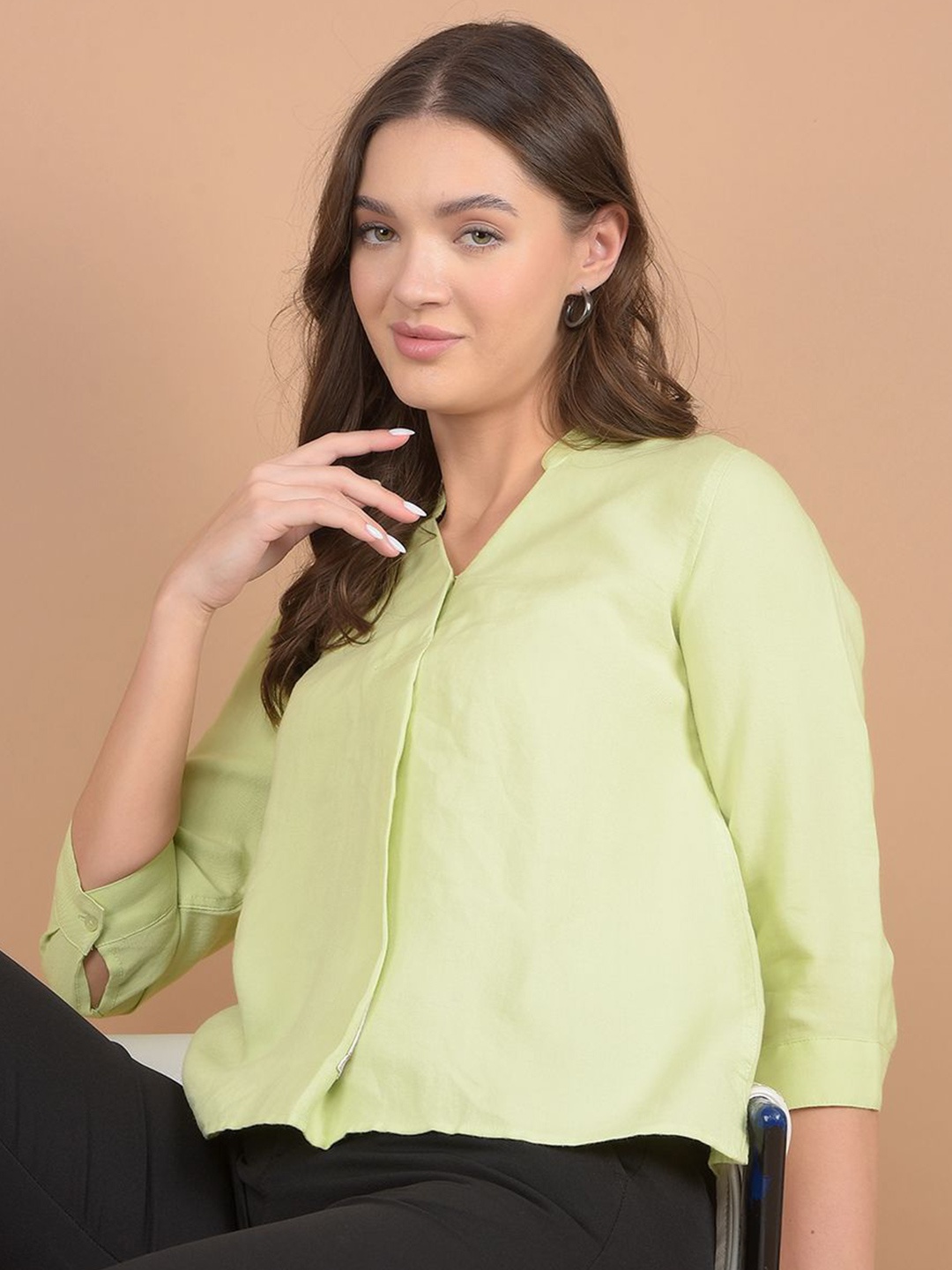 

Crimsoune Club Solid V-Neck Three-Quarter Sleeves Top, Green