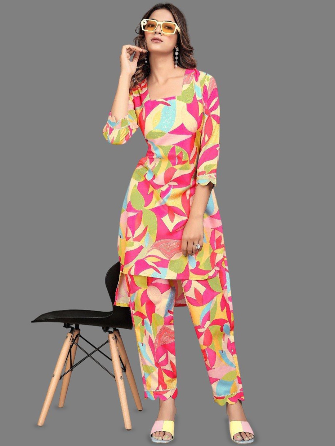 

Aika Abstract Printed Square Neck Straight Kurta With Trousers, Pink