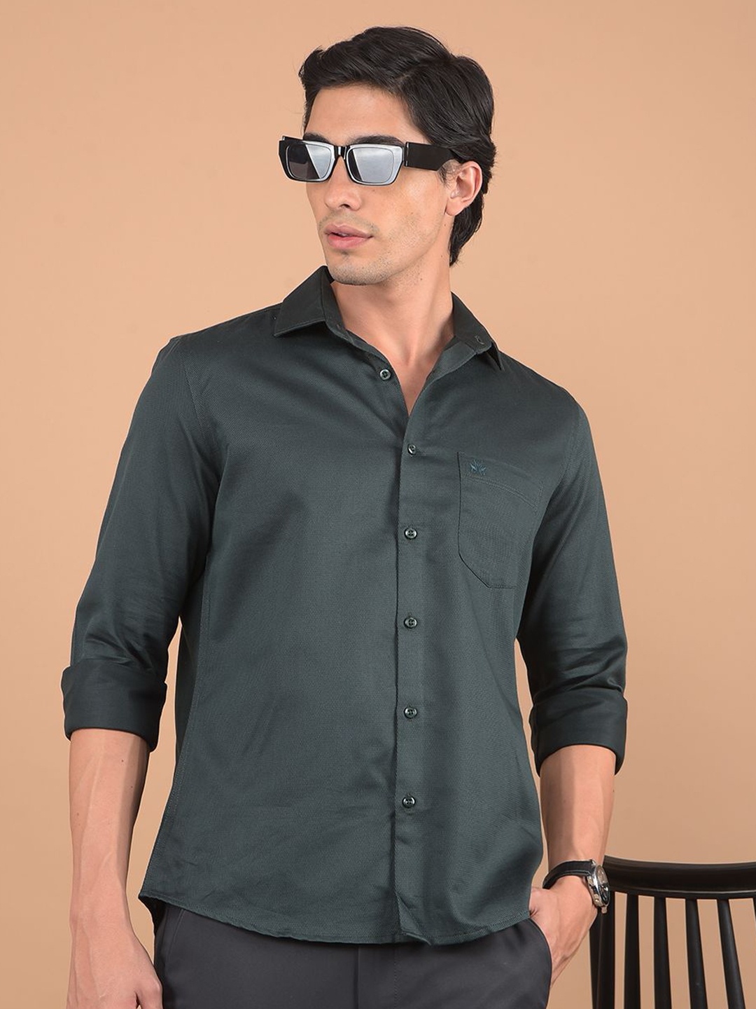 

Crimsoune Club Men Spread Collar Textured Cotton Slim Fit Casual Shirt, Green