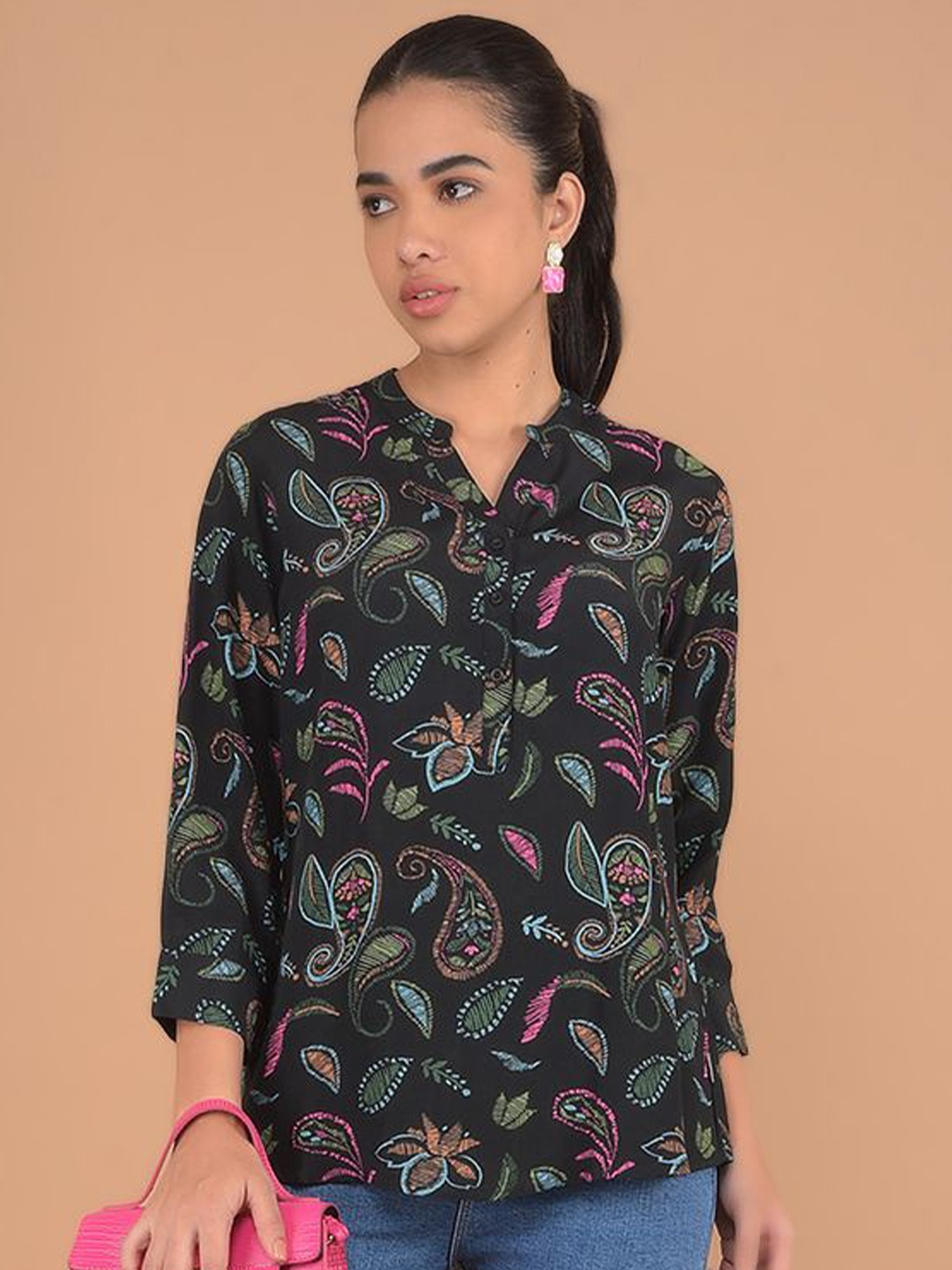 

Crimsoune Club Women Ethnic Motifs Printed V-Neck Top, Black