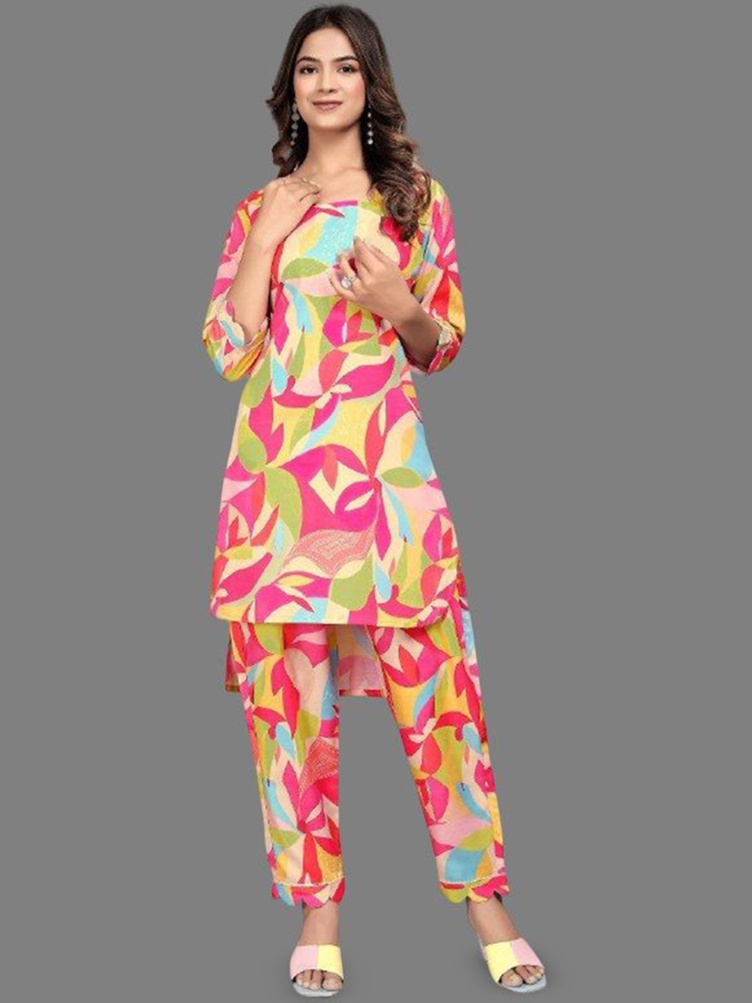 

LADY SHOPI Floral Printed Square Neck Straight Kurta With Trouser, Pink