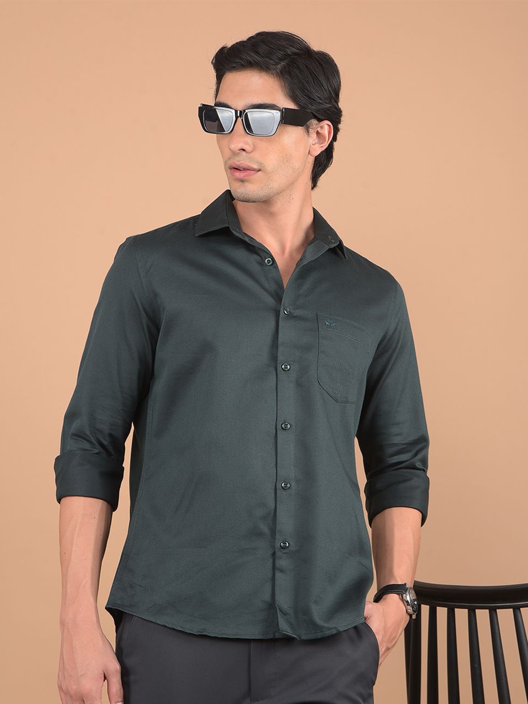 

Crimsoune Club Men Spread Collar Solid Cotton Slim Fit Casual Shirt, Green