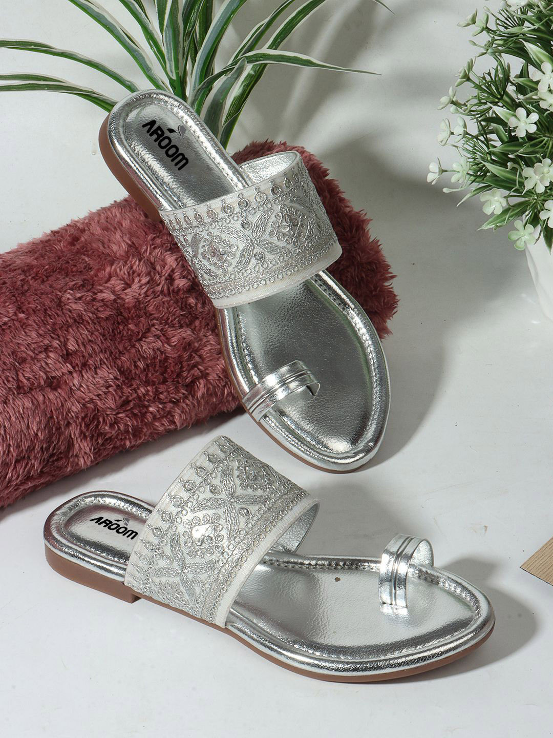 

AROOM Women One Toe Flats, Silver