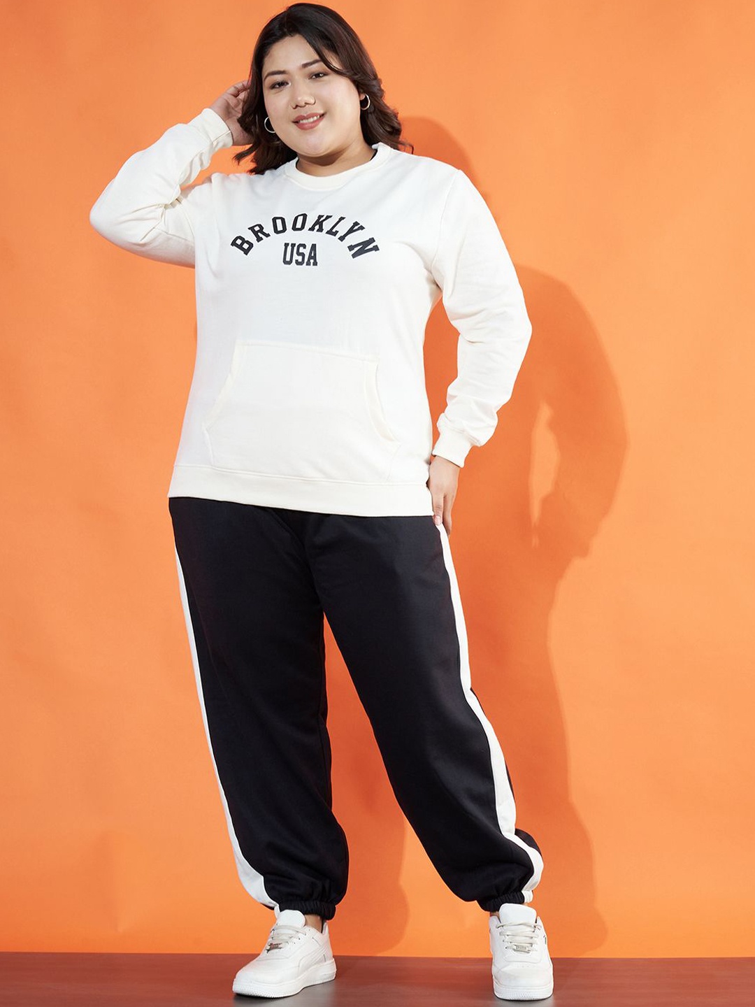 

AUSTIVO Round Neck Printed Sweatshirt with Joggers, White