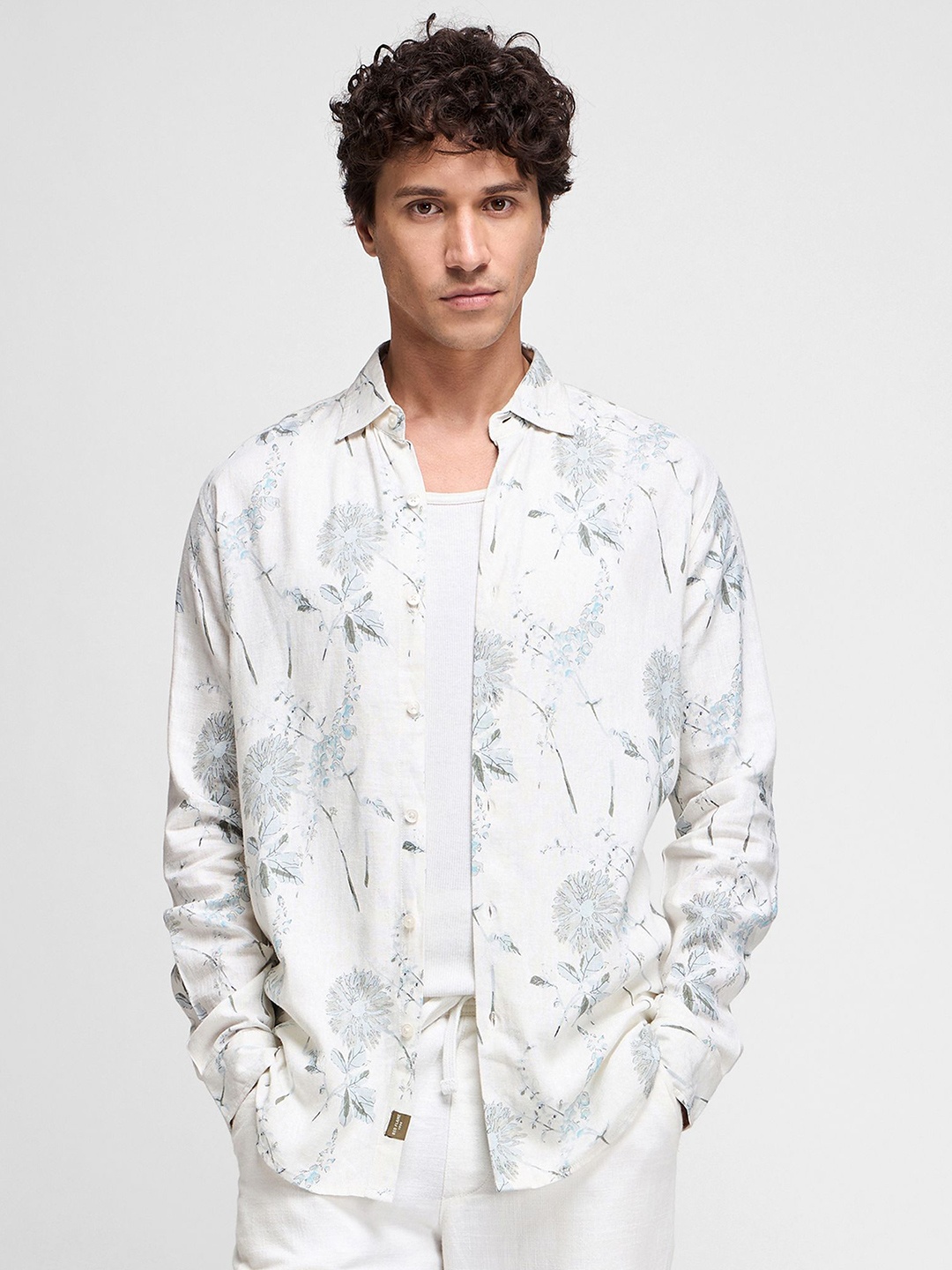 

Red Flame Men Spread Collar Floral Printed Casual Shirt, White