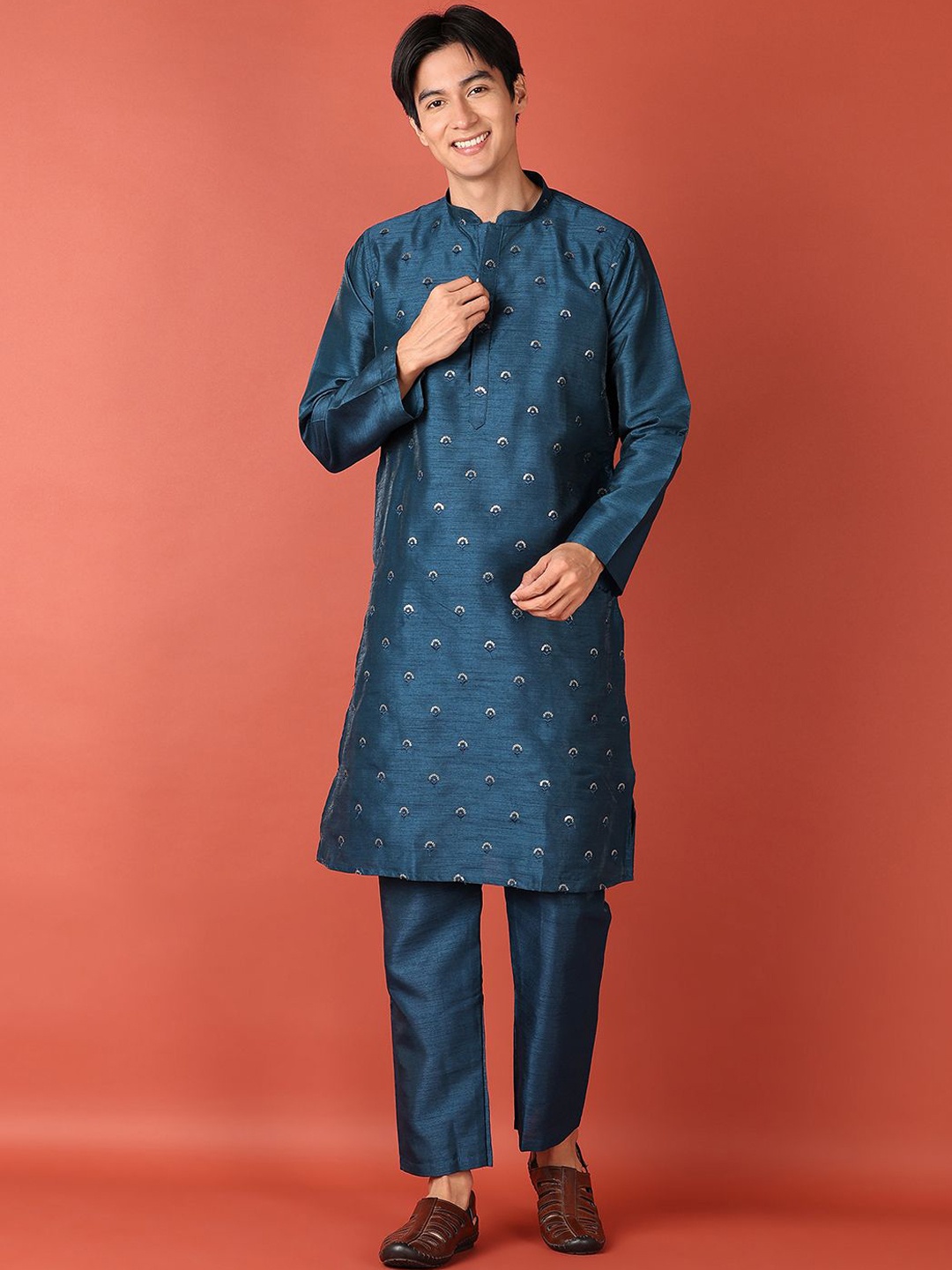 

V-Mart Men Floral Embroidered Regular Kurta with Churidar, Blue