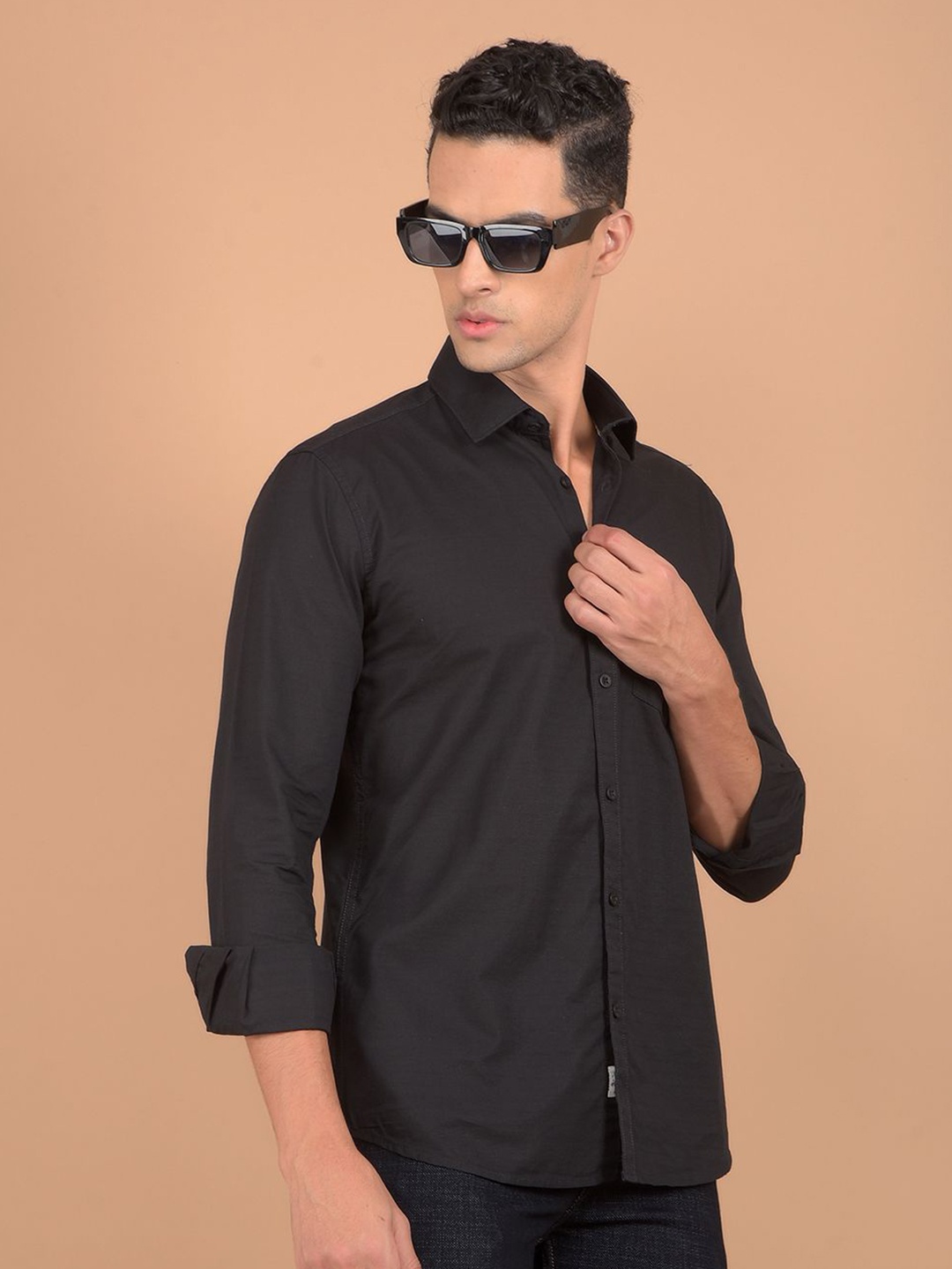

Crimsoune Club Men Spread Collar Horizontal Striped Cotton Slim Fit Casual Shirt, Black