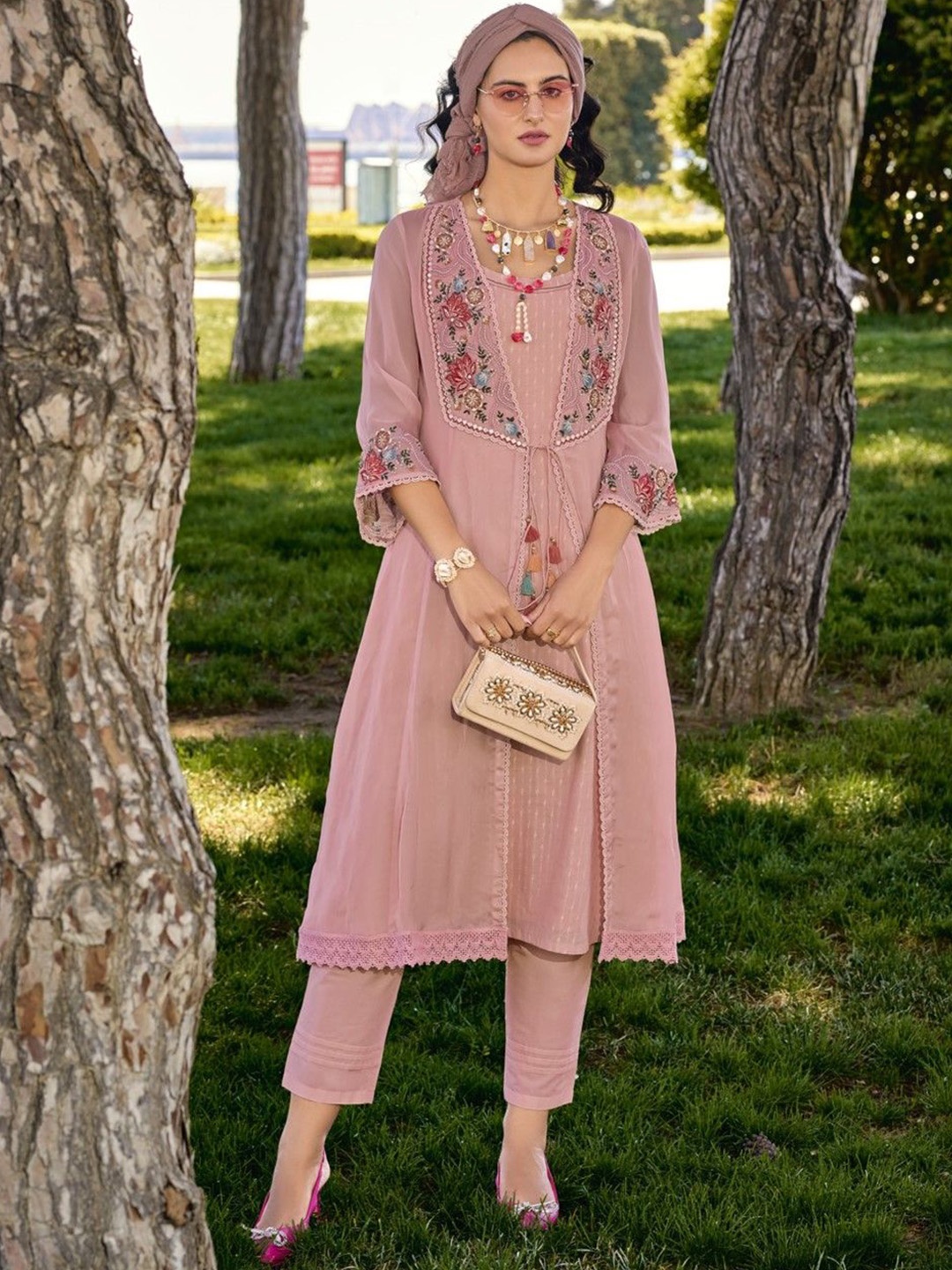 

AUTUMN LANE Floral Embroidered Regular Pure Cotton Kurta With Trousers Jacket, Pink