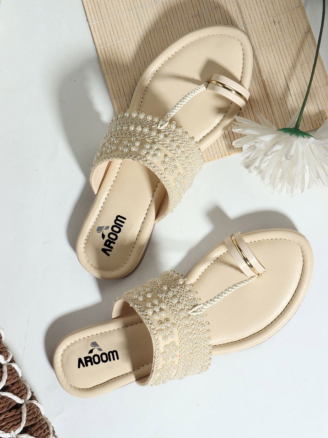 

AROOM Women Ethnic Embellished One Toe Flats, Cream