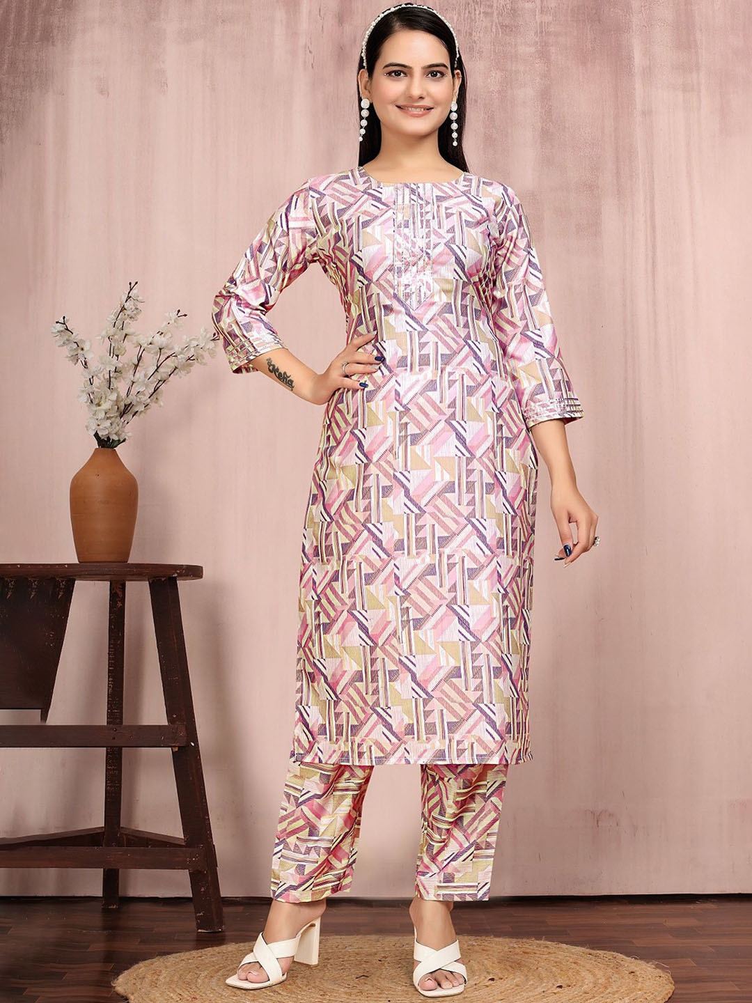 

LADY SHOPI Geometric Printed Gotta Patti Straight Kurta With Trouser, Pink