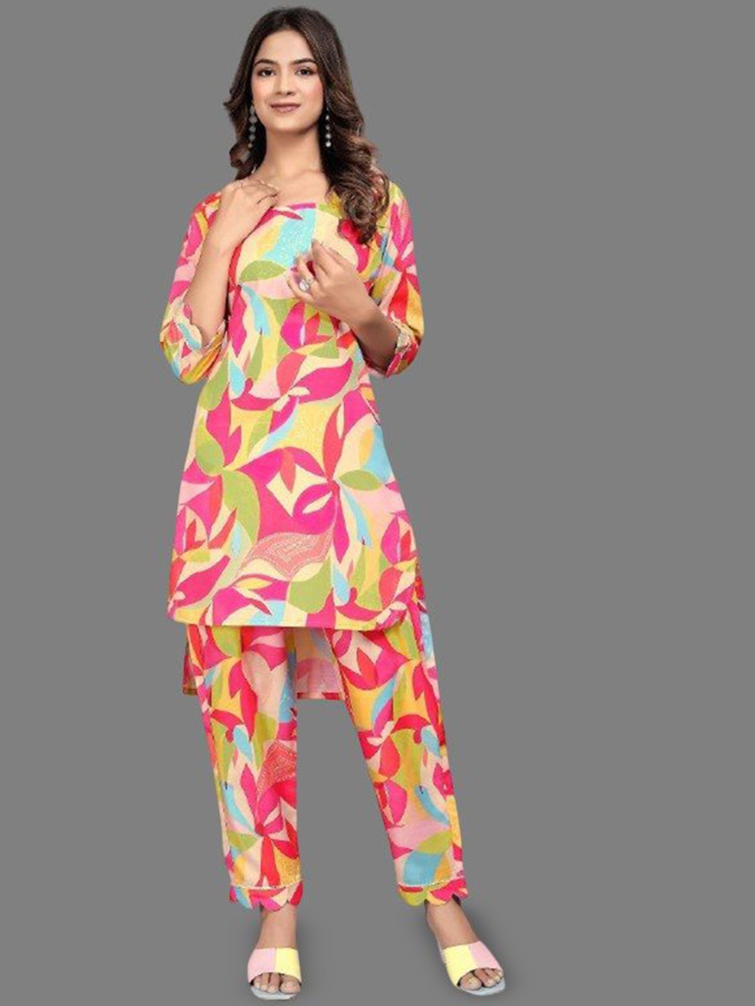 

JULEE Printed Kurta With Trousers, Pink
