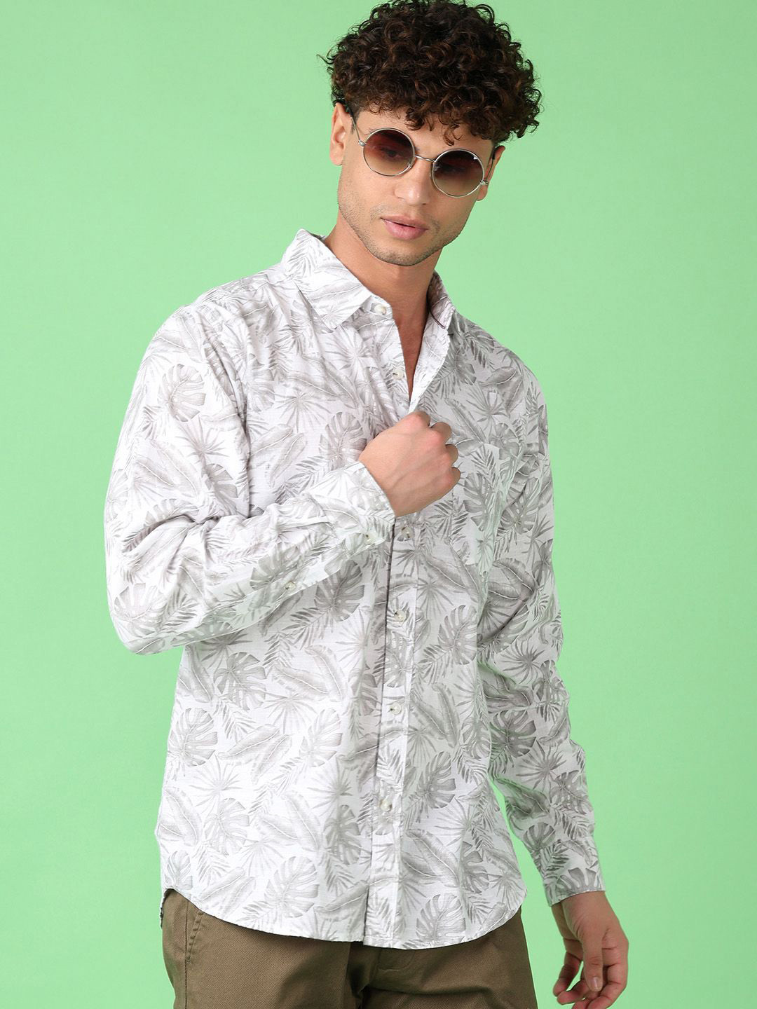 

V-Mart Men Spread Collar Floral Printed Cotton Slim Fit Casual Shirt, White