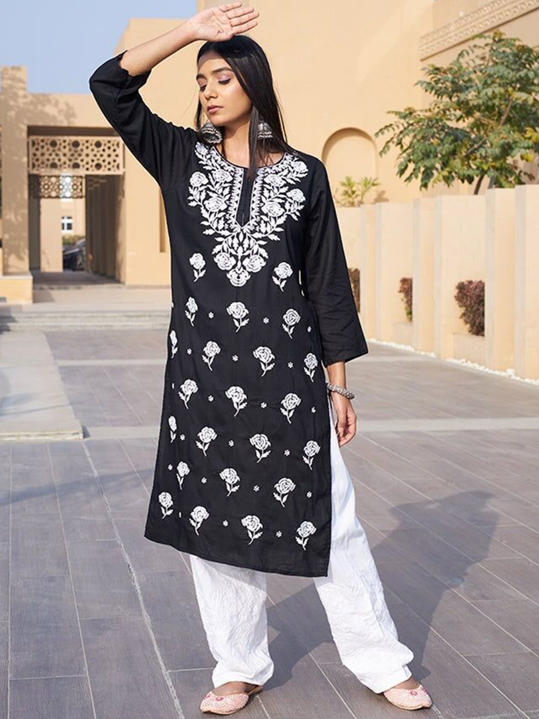 

Rangreza Ethnic Floral Embroidered Chikankari Round Neck Straight Kurta, Black