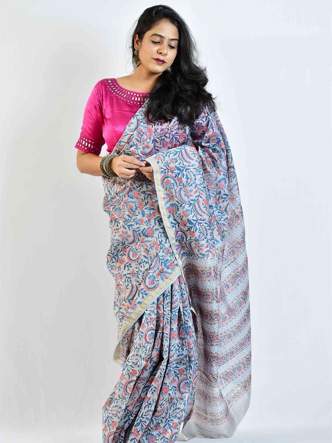 

Sundarii Floral Printed Saree with Blouse Piece, Blue