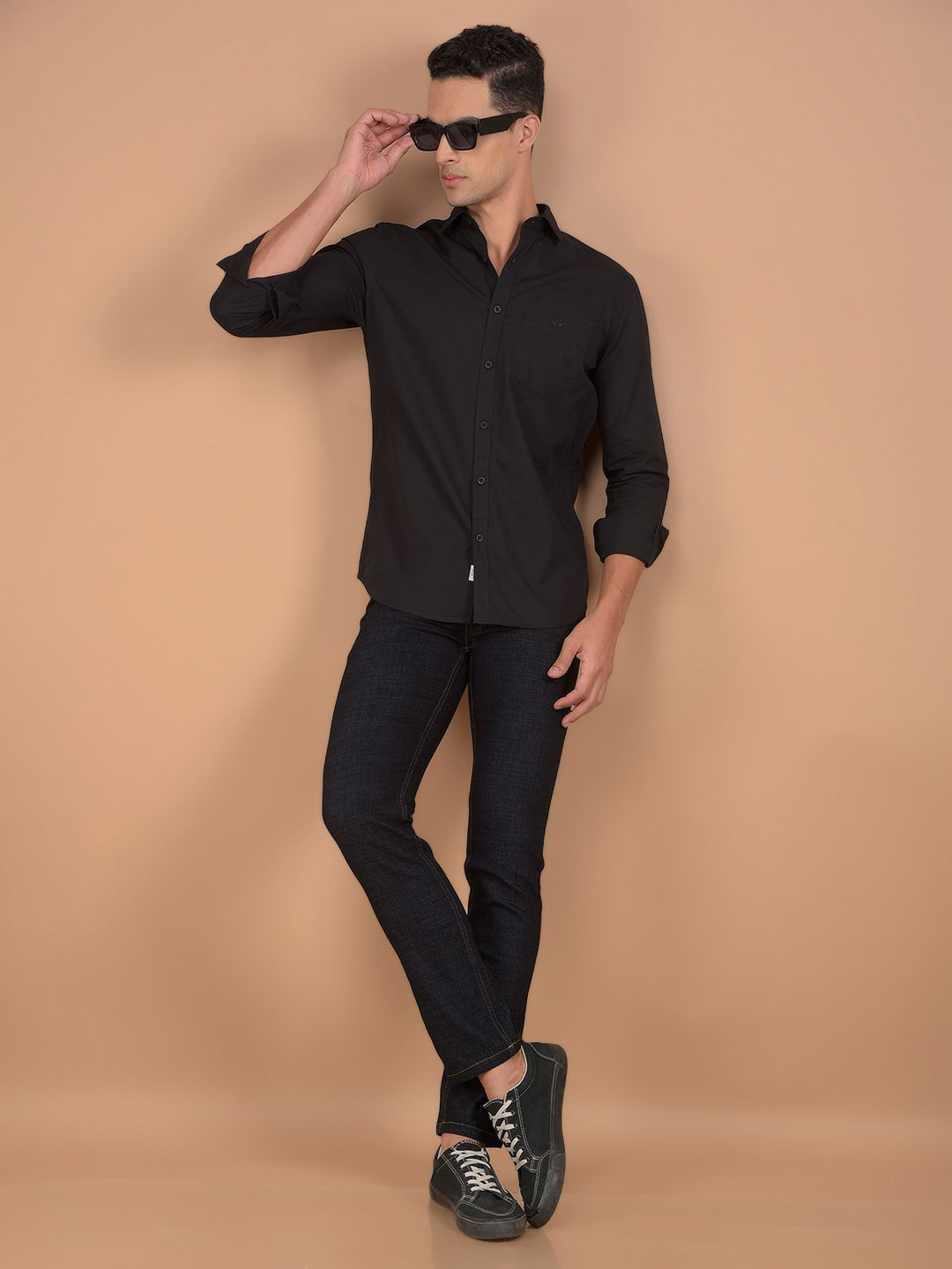 

Crimsoune Club Men Spread Collar Horizontal Striped Cotton Slim Fit Casual Shirt, Black