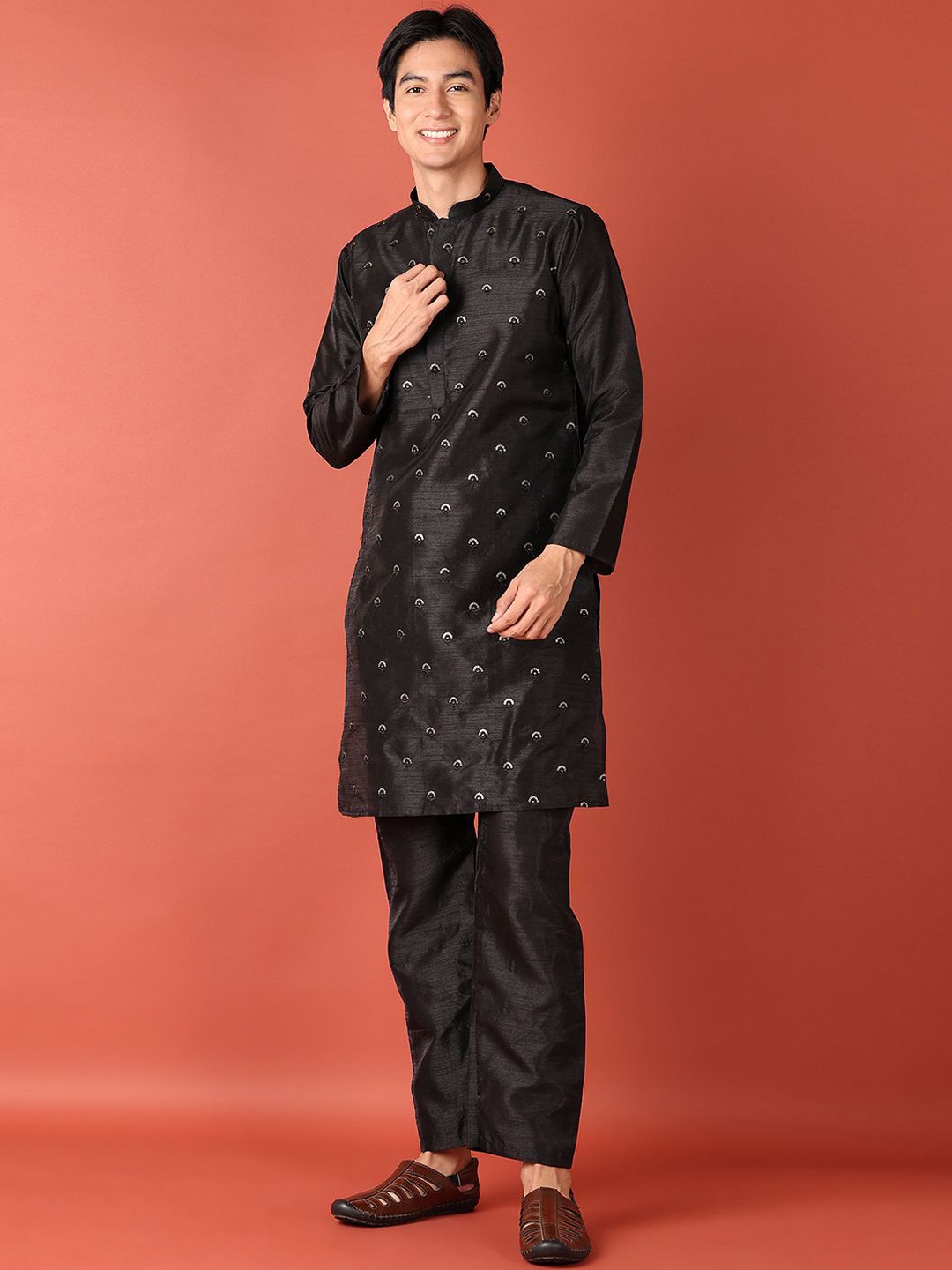 

V-Mart Floral Embroidered Sequinned Mandarin Collar Straight Kurta with Churidar, Black