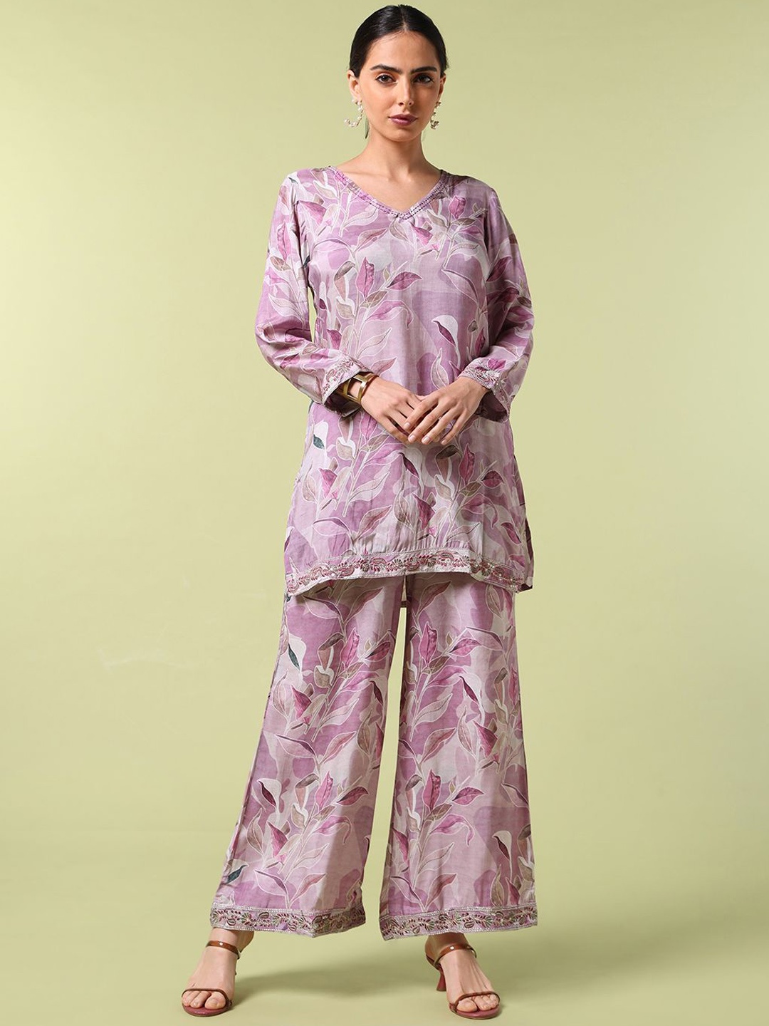 

Saaki Floral Printed Thread Work V-Neck Straight Kurta With Palazzos, Pink