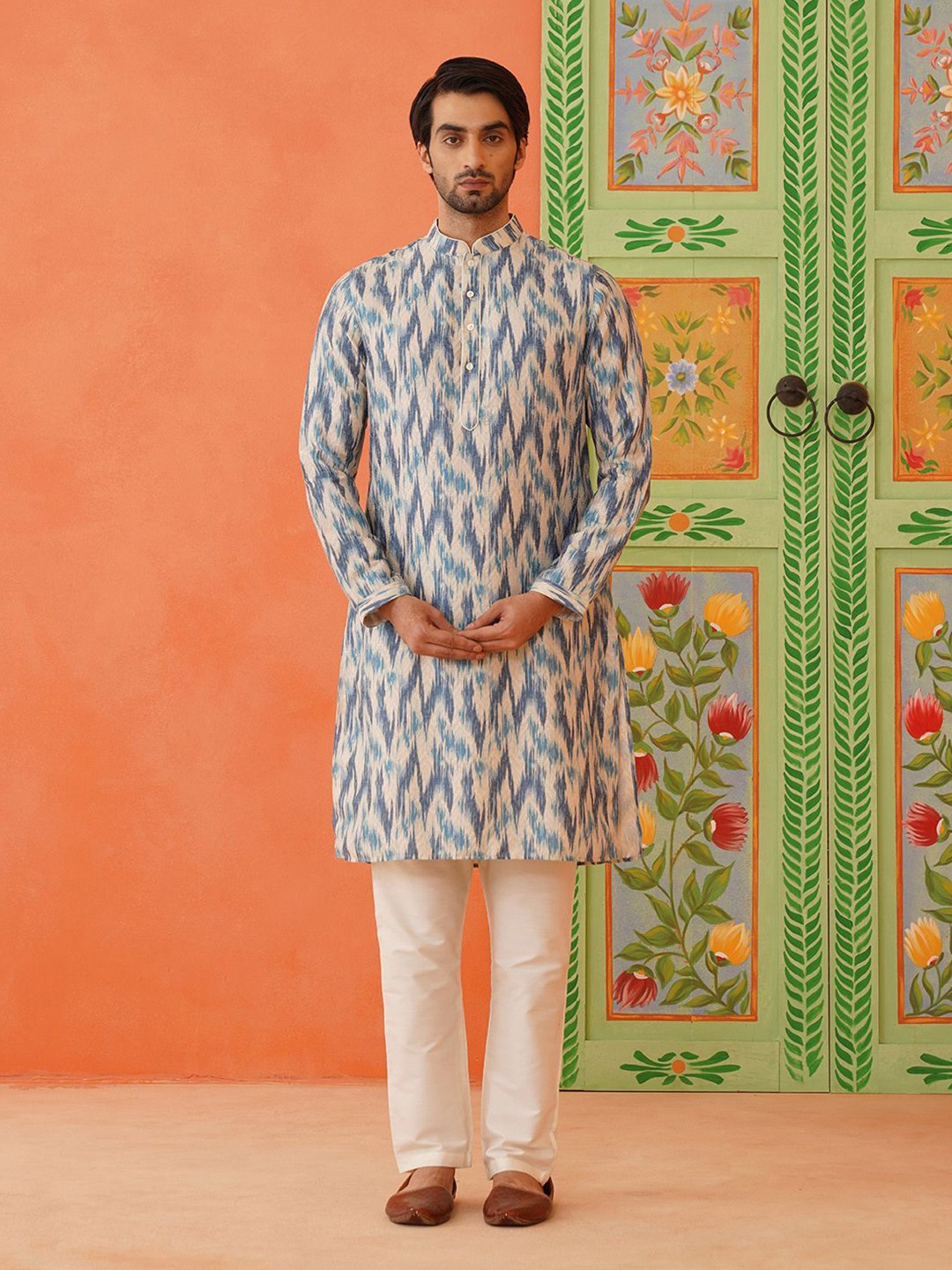 

TheEthnic.Co Ikat Printed Straight Kurta With Trousers, Blue