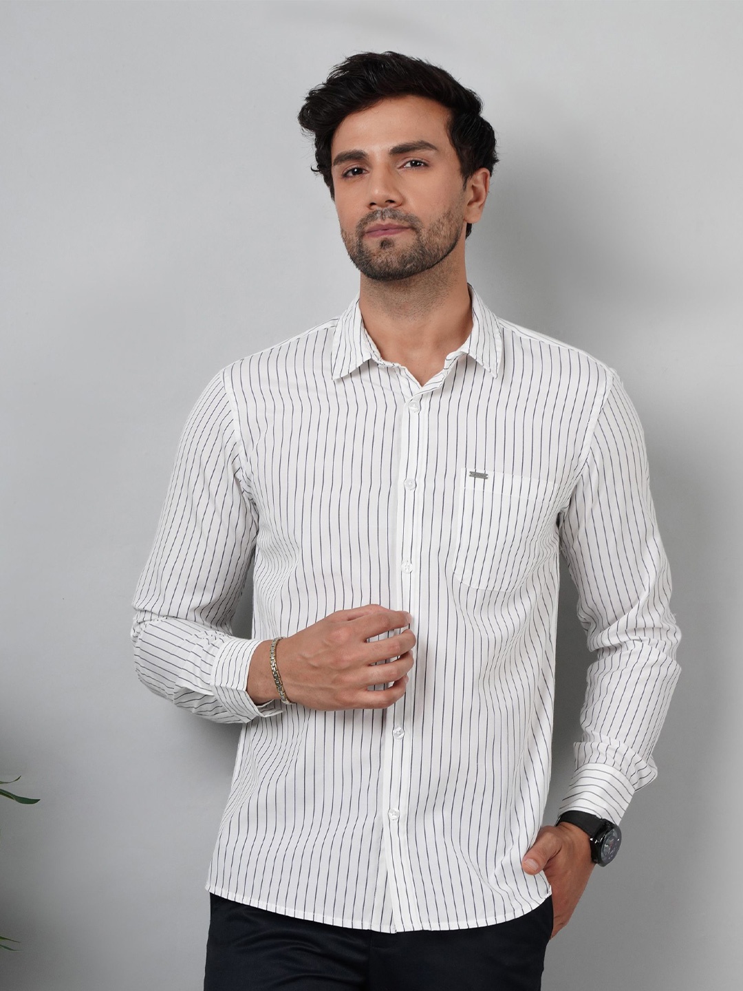 

NUEVOSDAMAS Men Comfort Spread Collar Vertical Striped Cotton Casual Shirt, White