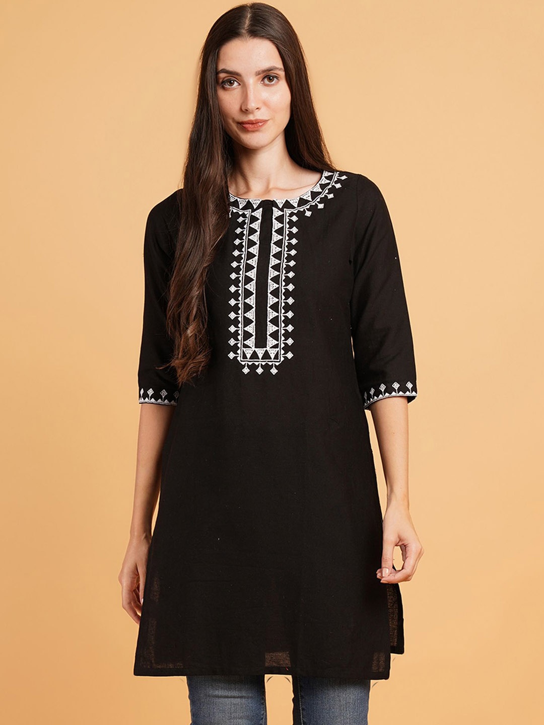 

Brownverse Geometric Embroidered Round Neck Pure Cotton Straight Kurta, Black