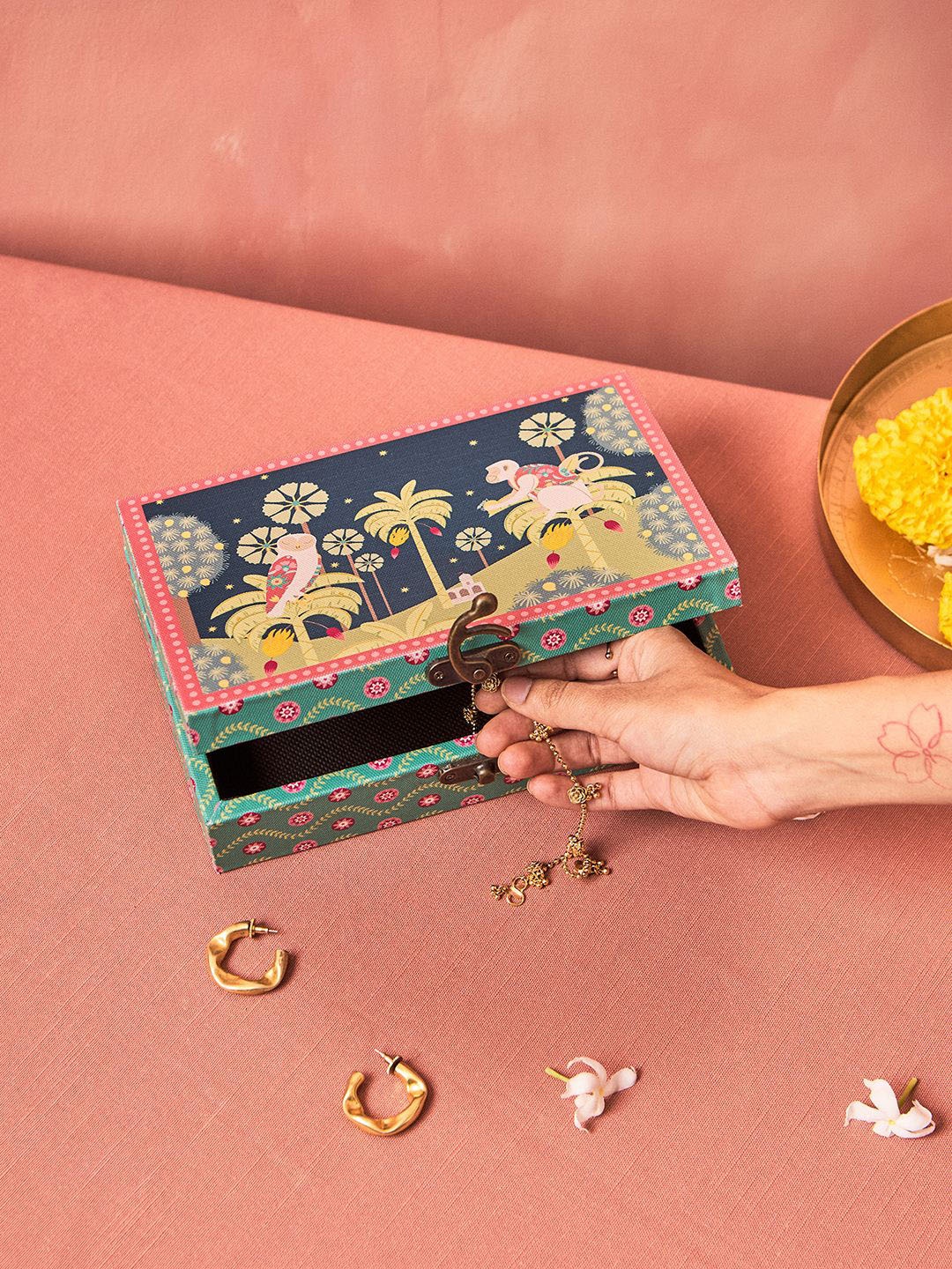 

Chumbak Green Printed Wooden Jewellery Organiser