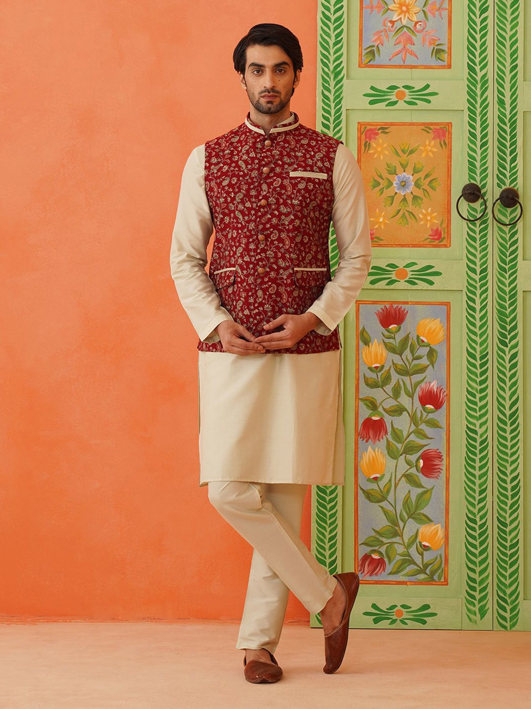 

TheEthnic.Co Floral Printed Straight Kurta with Trousers, Maroon