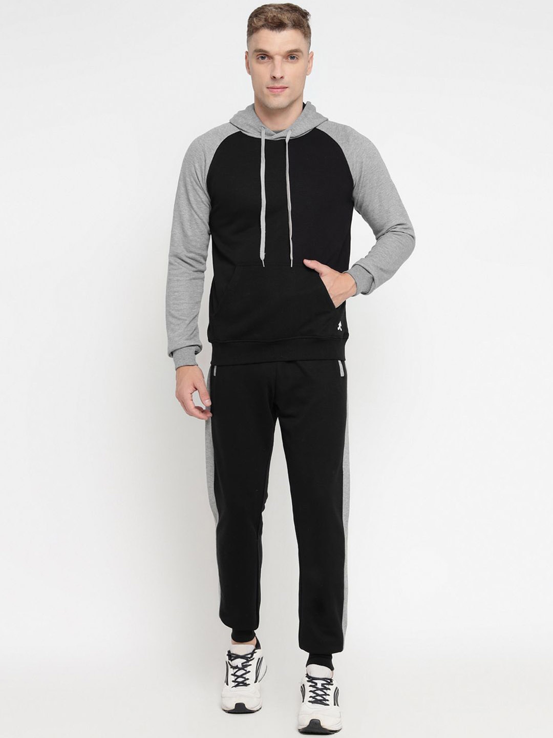 

OFF LIMITS Men Colourblocked Mid-Rise Tracksuit, Black