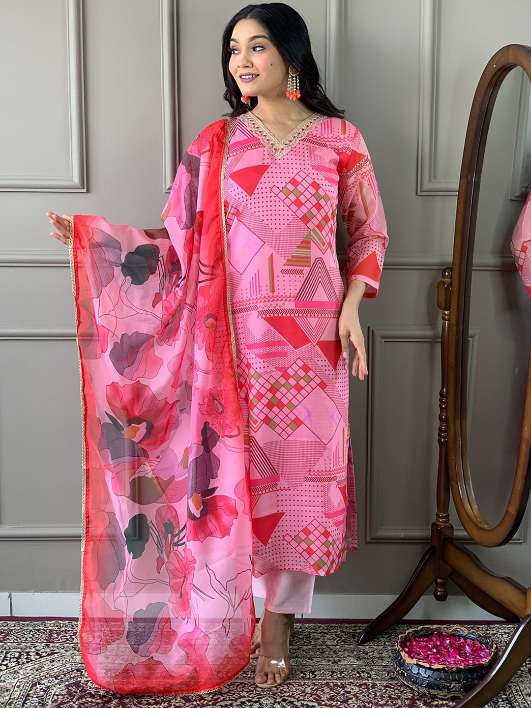 

BLACK SCISSOR Floral Printed Straight Kurta With Trouser & Dupatta, Pink