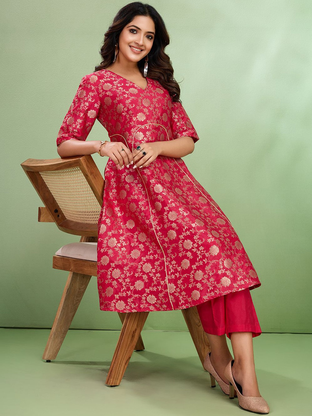 

Sangria Floral Woven Design V-Neck Short Sleeves Brocade Kurta With Trouser, Pink