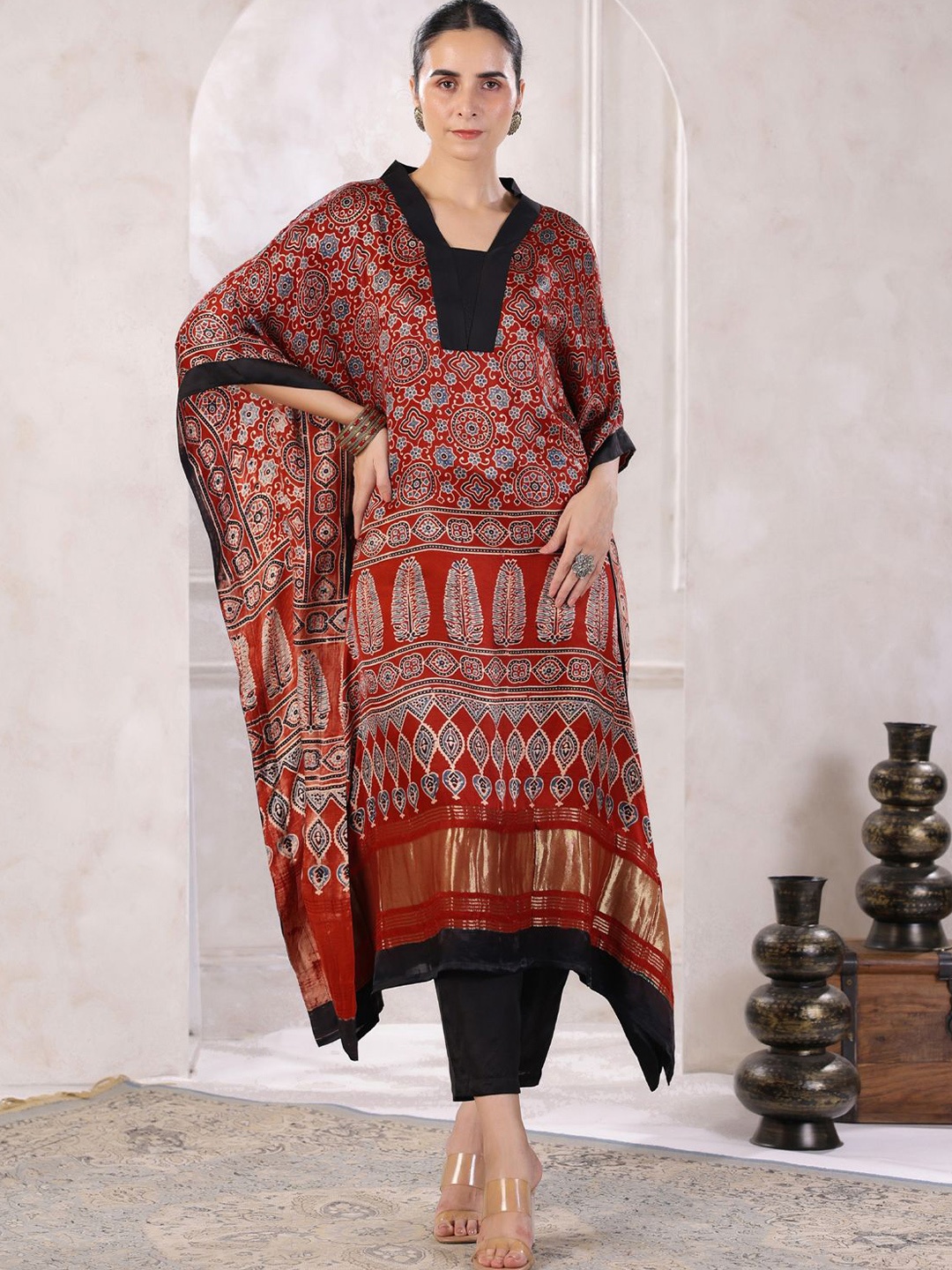 

Geroo Jaipur Floral Printed V-Neck Kaftan Kurta With Trousers, Red