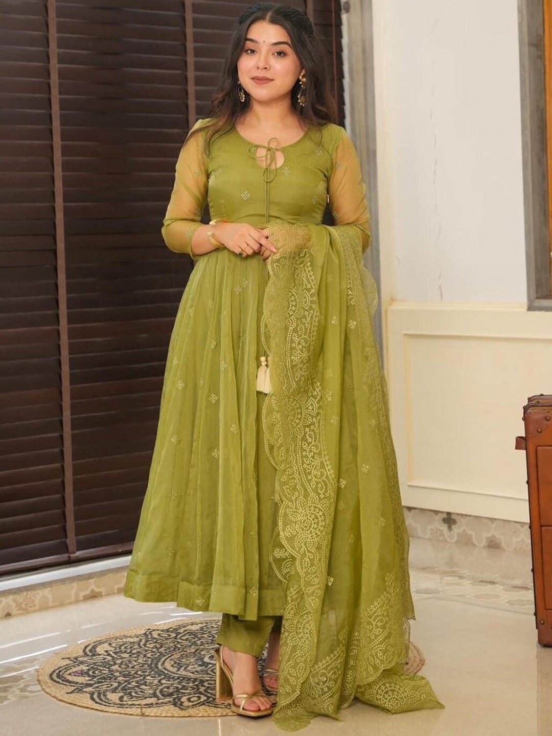 

RIITIH Floral Embroidered Tie-Up Neck Regular Organza Kurta With Trouser With Dupatta, Green