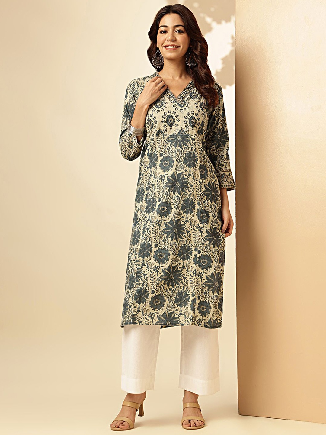 

Vbuyz Blue Floral Printed V-Neck Three-Quarter Sleeves Pure Cotton Straight Kurta
