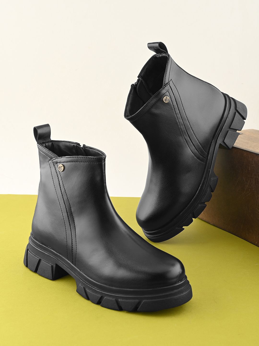 

Roadster Women Platform Chelsea Boots, Black