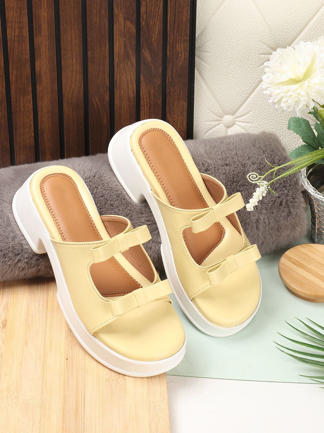 

sneakers villa Synthetic Leather Comfort Heel Sandals, Yellow