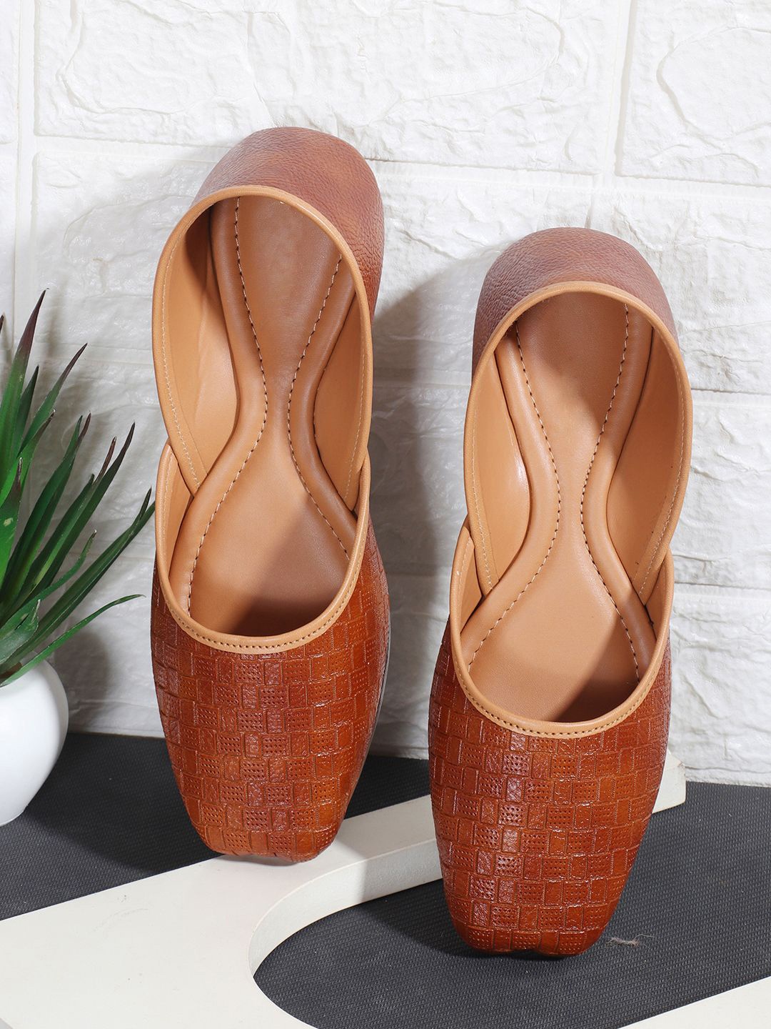 

sneakers villa Women Textured Mojaris Flats, Tan