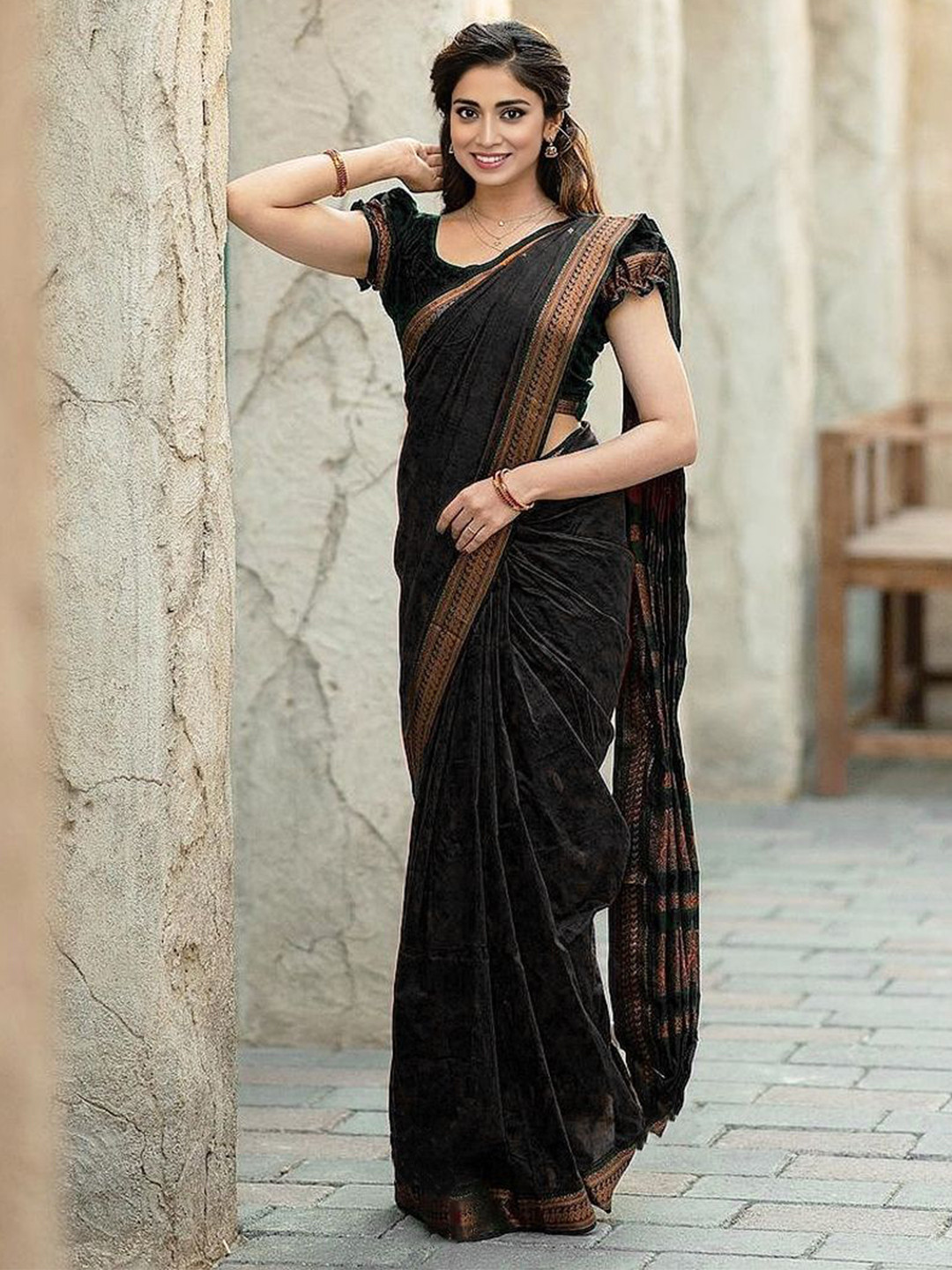 

MANMOHITSAREE Woven Design Zari Kanjeevaram Saree, Black