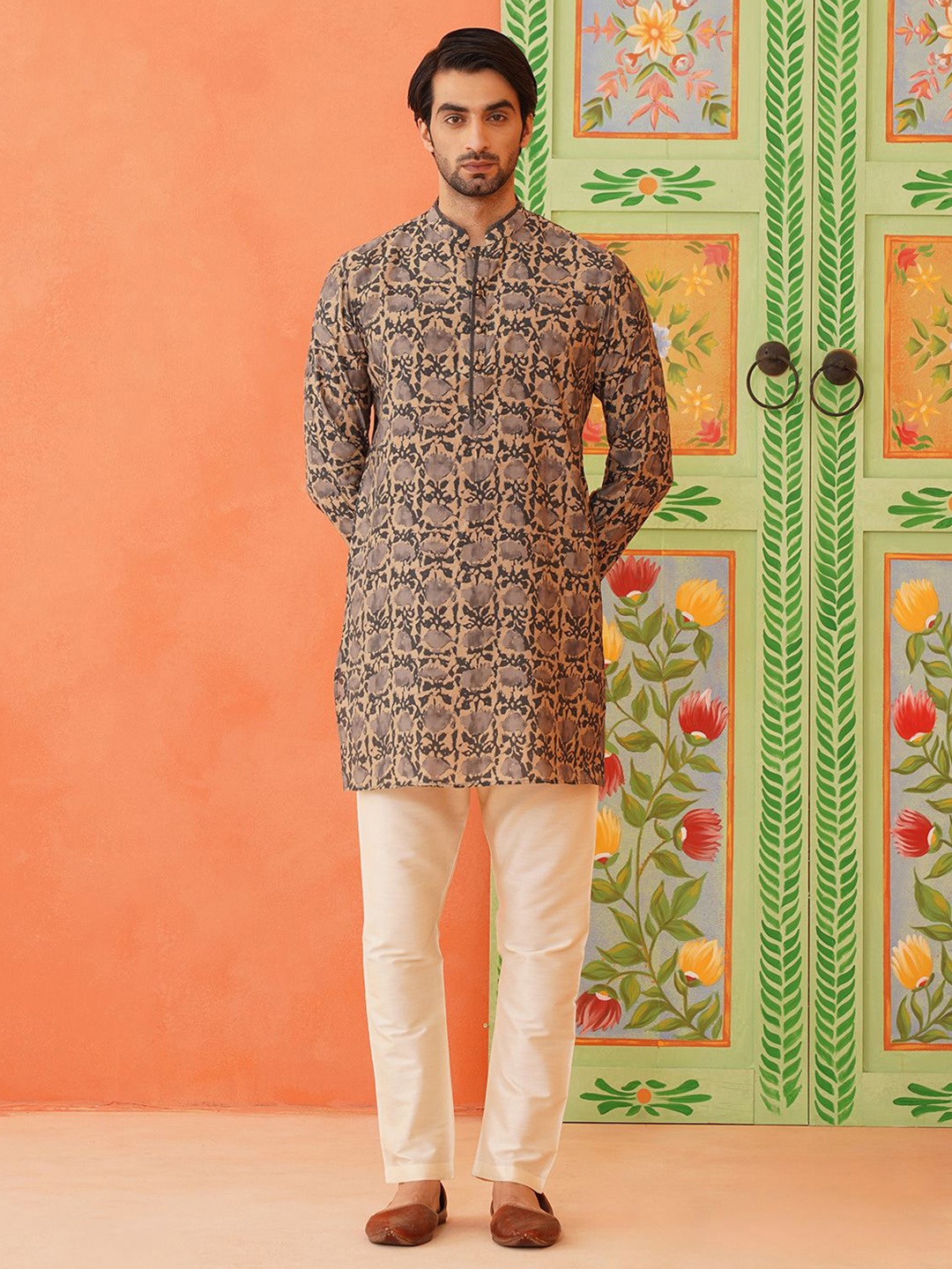 

TheEthnic.Co Printed Mandarin Collar Kurti With Trousers, Grey