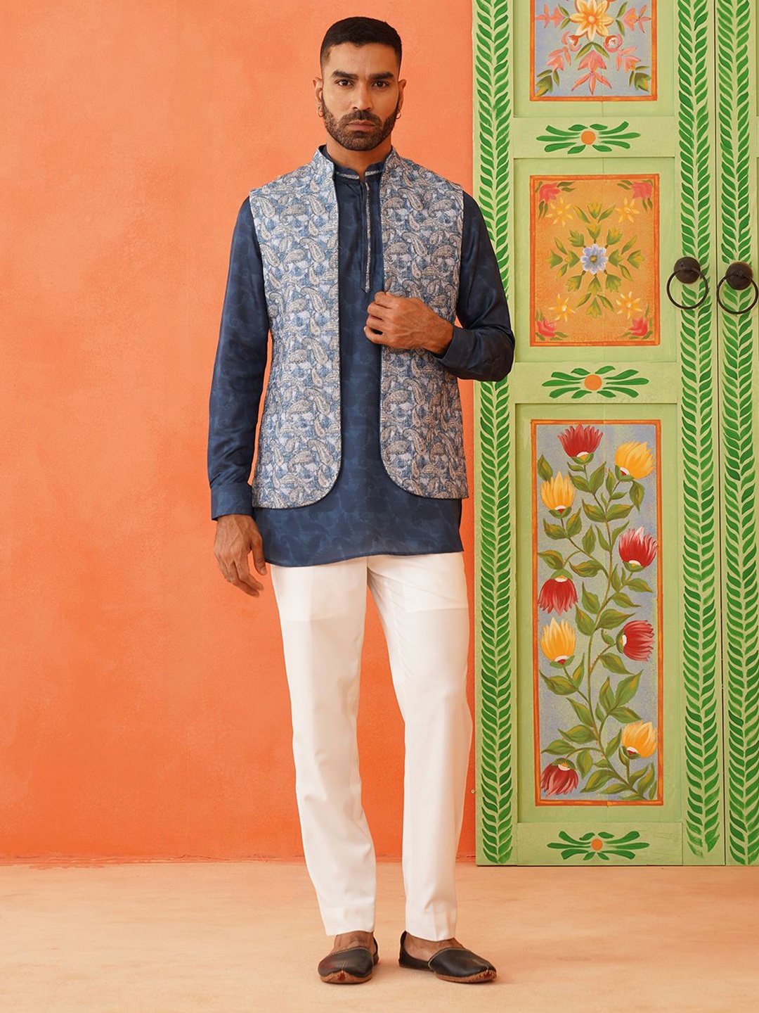 

TheEthnic.Co Paisley Printed Mandarin Collar Straight Kurta With Pyjamas, Blue