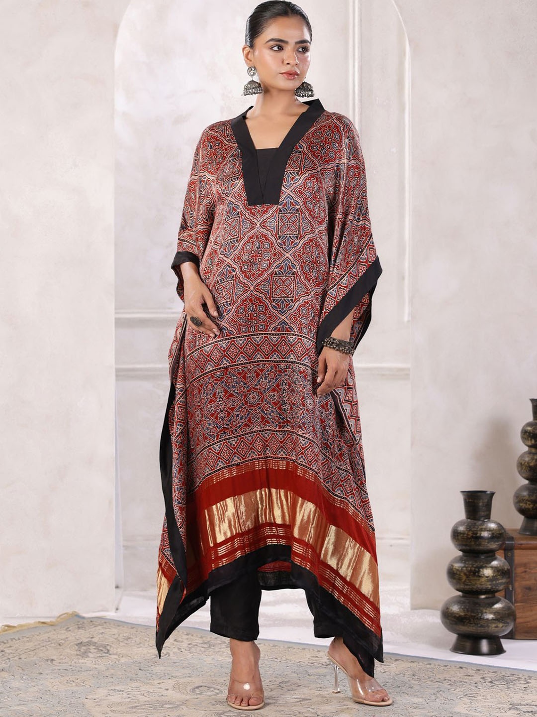 

Geroo Jaipur Floral Printed V-Neck Kaftan Kurta With Trousers, Maroon
