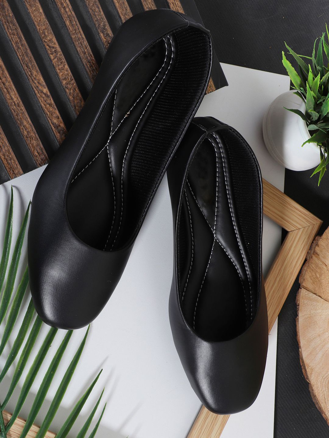 

sneakers villa Women Solid Ballerinas Flats, Black
