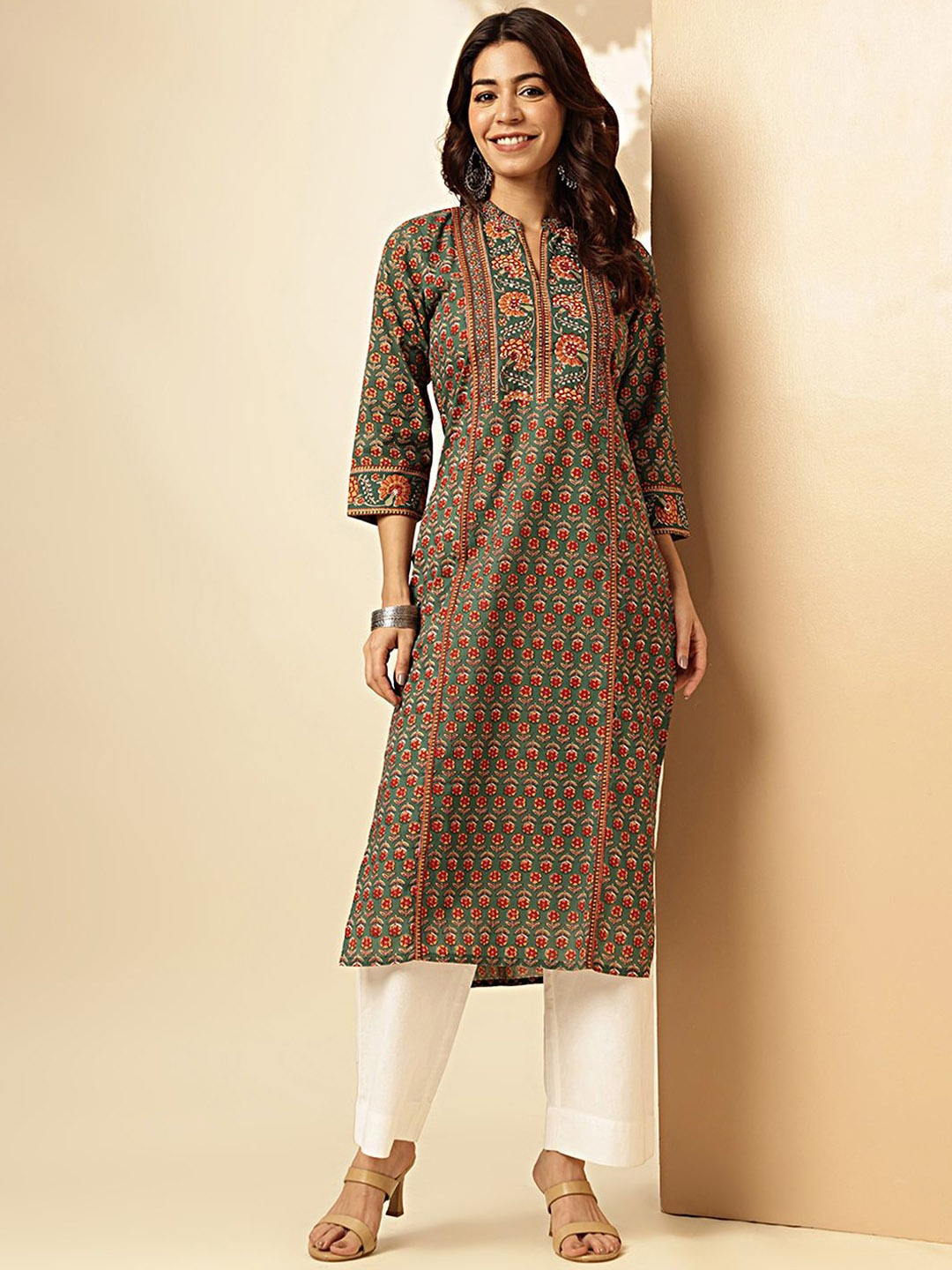 

Vbuyz Green Floral Printed Mandarin Collar Three-Quarter Sleeves Pure Cotton Kurta