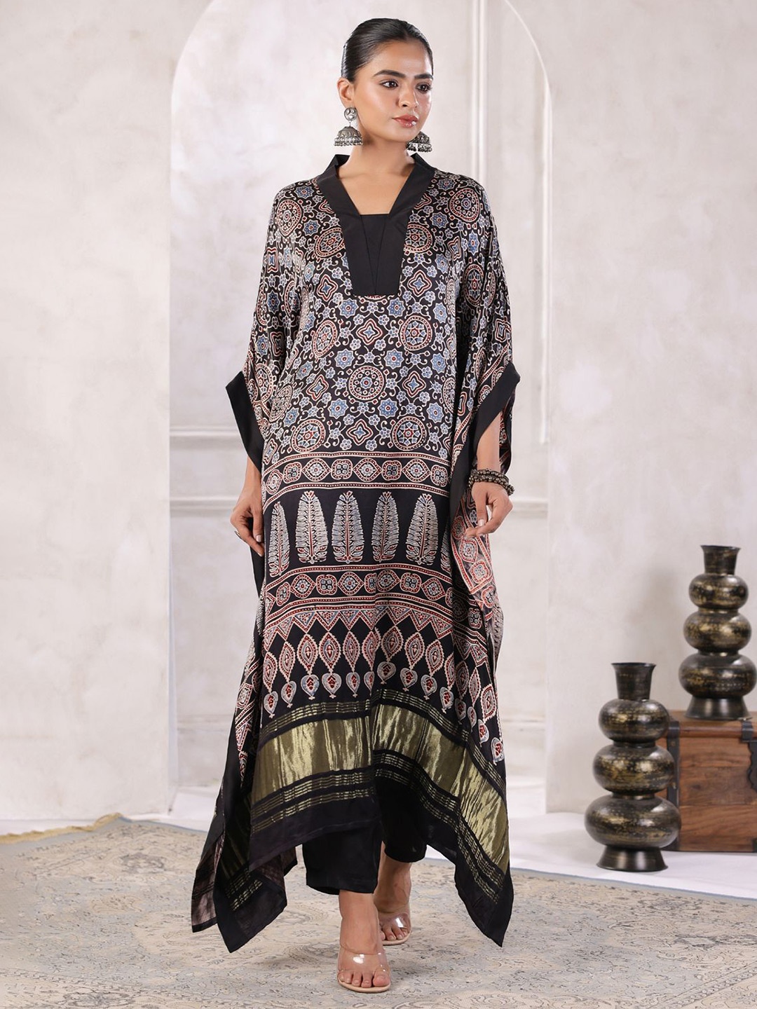 

Geroo Jaipur Floral Printed V-Neck Kaftan Kurta With Trousers, Black