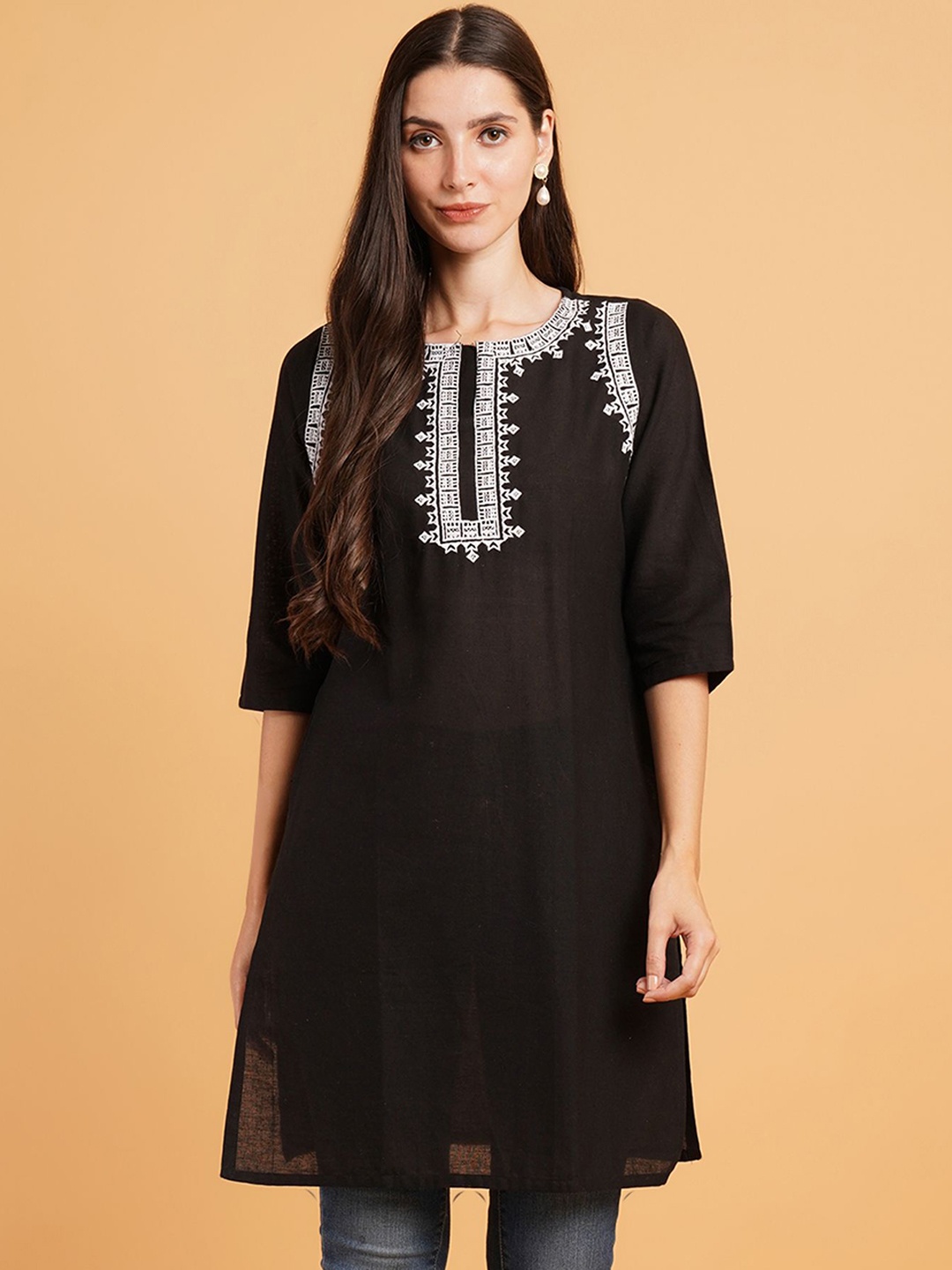 

Brownverse Geometric Embroidered Round Neck Pure Cotton Straight Kurta, Black