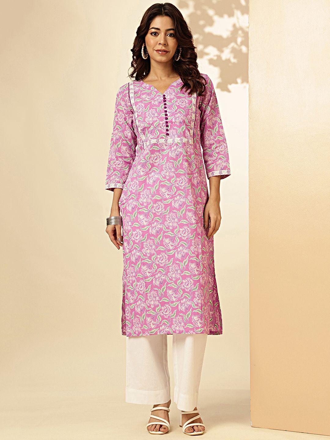 

Vbuyz Purple Floral Printed Round Neck Three-Quarter Sleeves Pure Cotton Straight Kurta