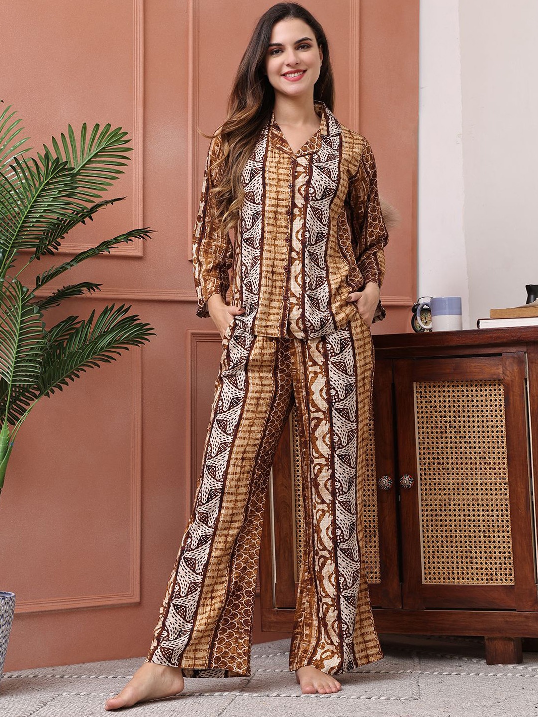 

Claura Women Printed Night suit, Brown