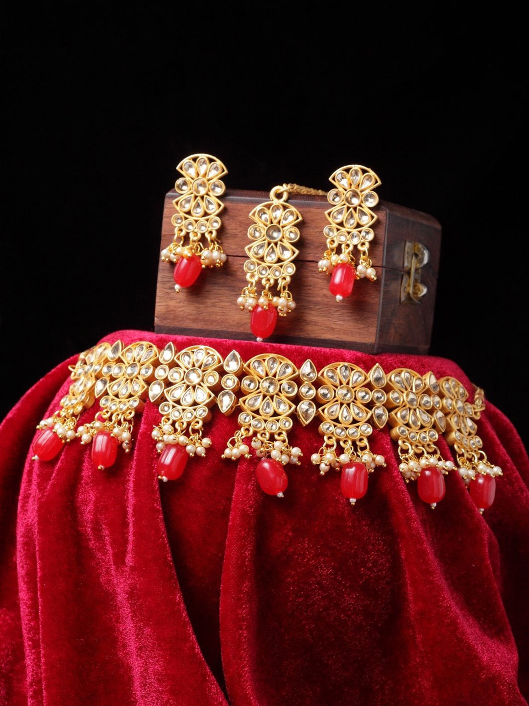 

Anouk Red & White Gold-Plated Kundan-Studded & Beaded Jewellery Set