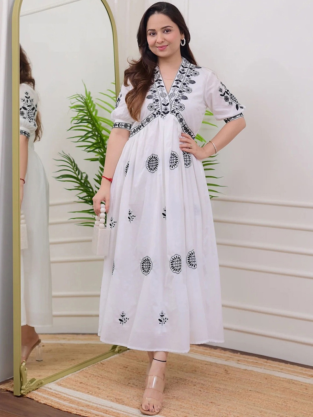 

Light Daisy Floral Embroidered Thread Work Empire Puff Sleeves Anarkali Kurta, White