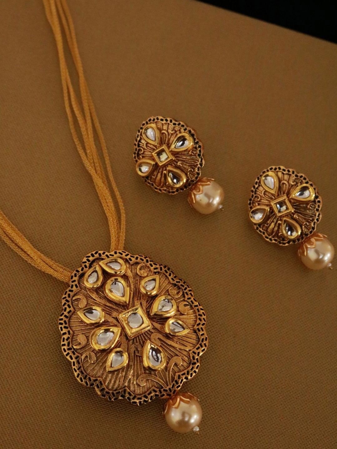 

Anouk White Gold Plated Kundan Stone Sudded & Beaded Jewellery Set