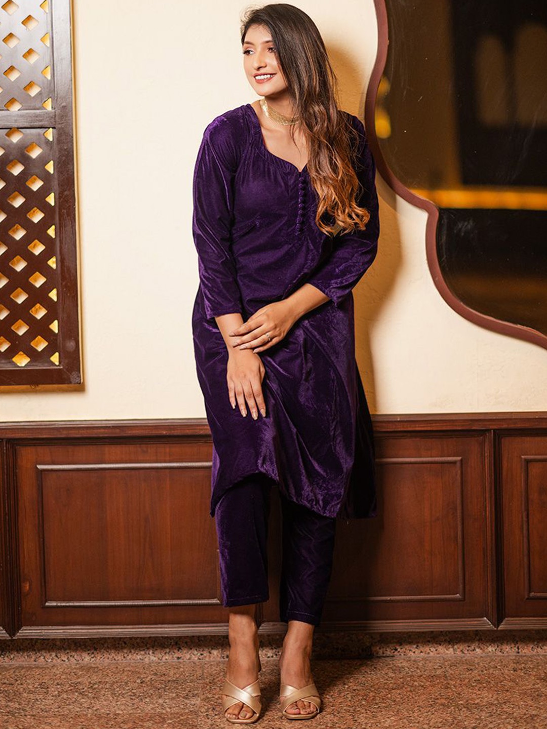 

Rangreza Ethnic V-Neck Three-Quarter Sleeves Velvet Straight Kurta with Trousers, Purple