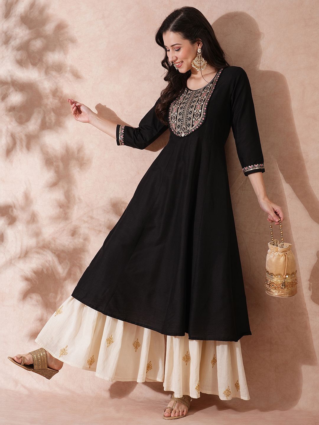 

Globus Black Floral Yoke Design Zari & Sequinned Round Neck Anarkali Kurta